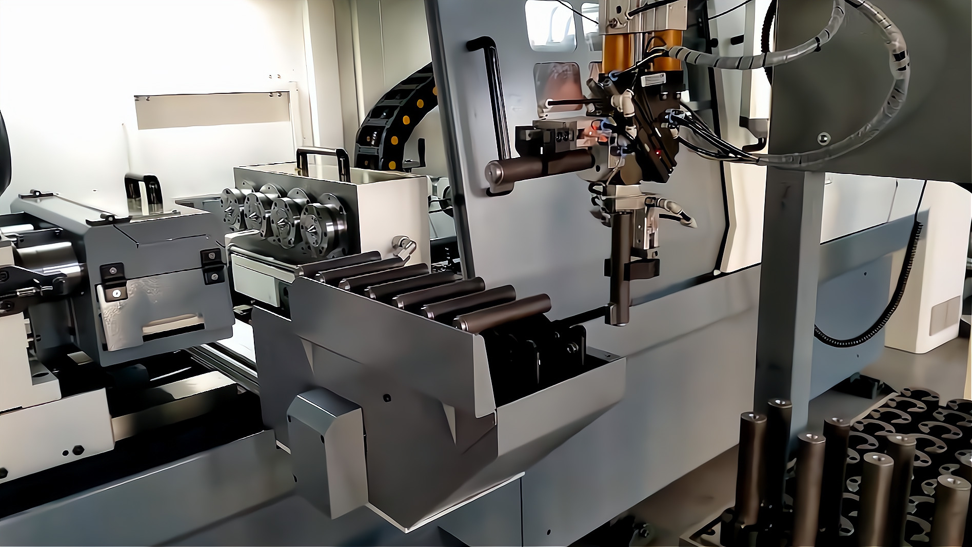 ZK2115×4B/500A 深孔鉆床配置桁架機械手，加工手槍槍管單機自動化